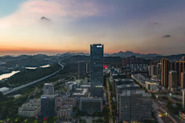 建设单位：深圳市龙岗区城投产业发展运营有限公司
规模：项目总投资约为450万元，总建筑面积超25万平方米，集聚科技创新型企业超200家。园区集“创业孵化+产业化基地+总部基地+特色文创街区+城市会客厅”于一体