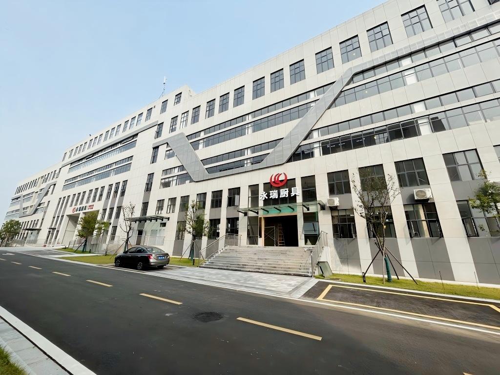 强大的新产品研发能力，保证厨房设备种类齐全。
产品款式多样，设计新颖，包含工程专用，现代民用等各种场所的工程服务范围。