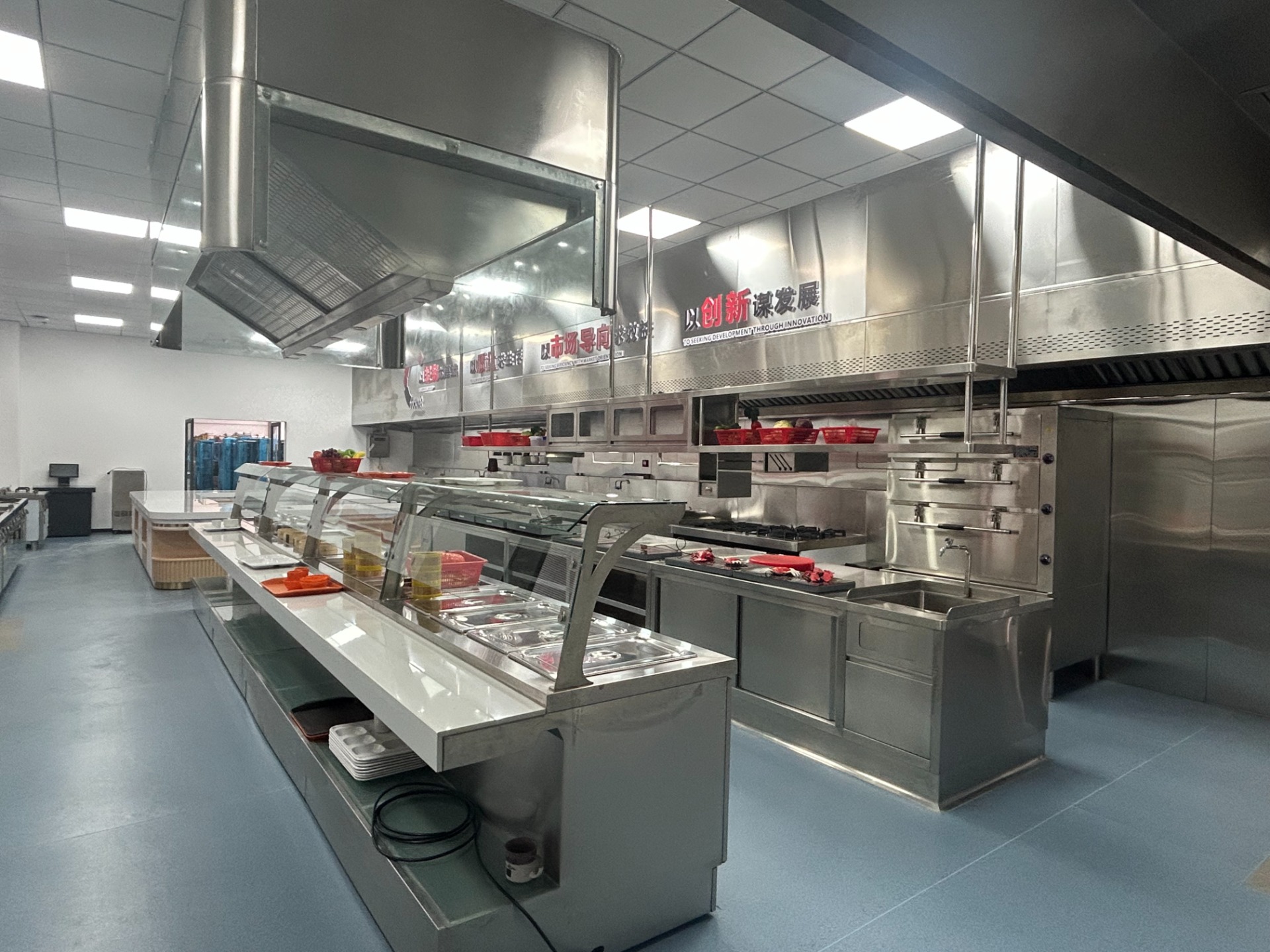 设计美学融入厨具，[永瑞厨具]，用独特造型，点亮厨房空间。