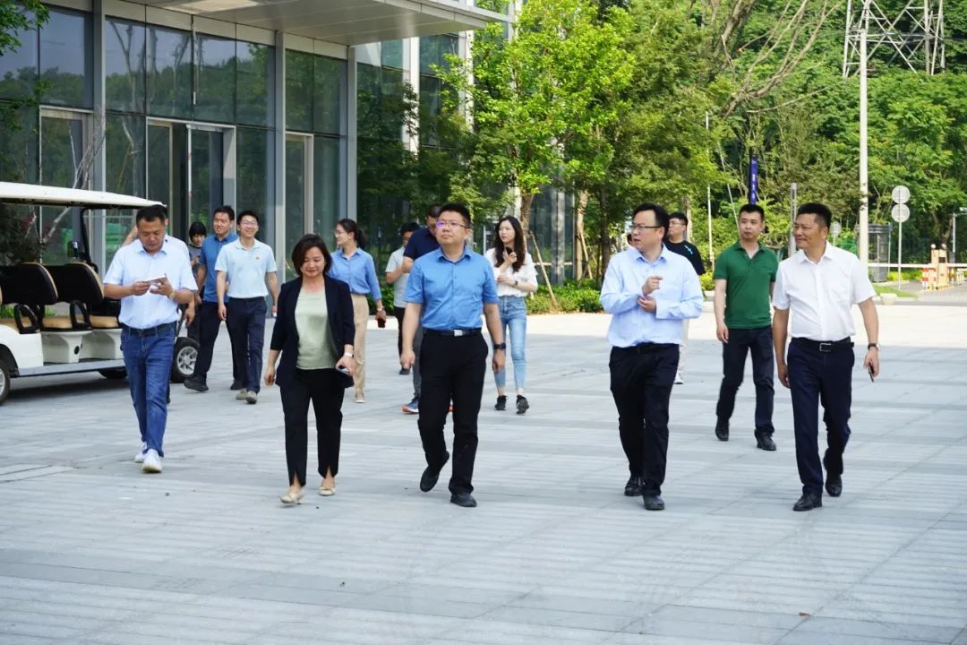 宝山区经委主任石明虹陪同北京清华工业开发研究院副院长付小龙一行考察容大中...