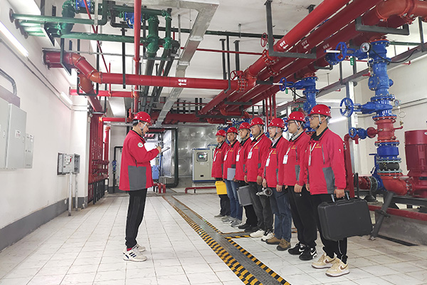 作为专业消防工程服务商，集团在自动消防系统领域具有突出优势，业务涵盖火灾自动报警系统、自动喷水灭火系统、气体灭火系统、机械防排烟系统、集中应急照明系统、消火栓系统等全体系解决方案。