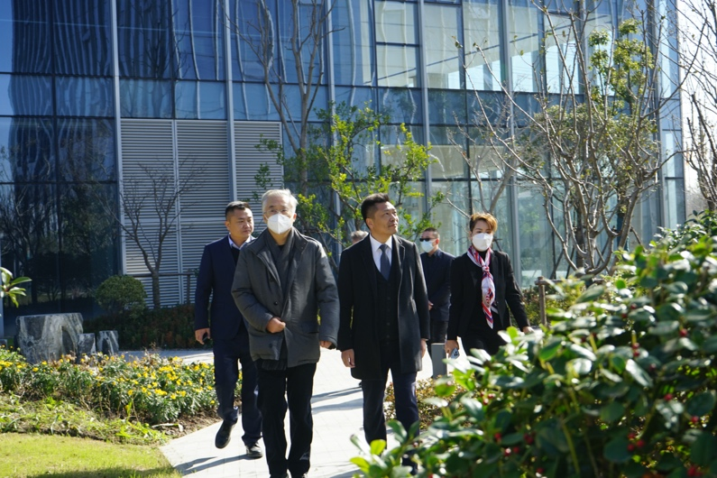 公安部消防局原副局长、上海市消防局局长陈飞少将调研容大中心