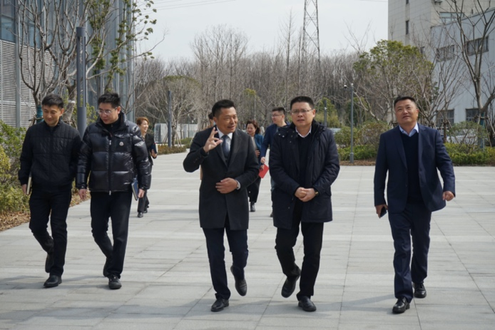 宝山高新园管委会主任刘惠斌携相关领导调研容大中心