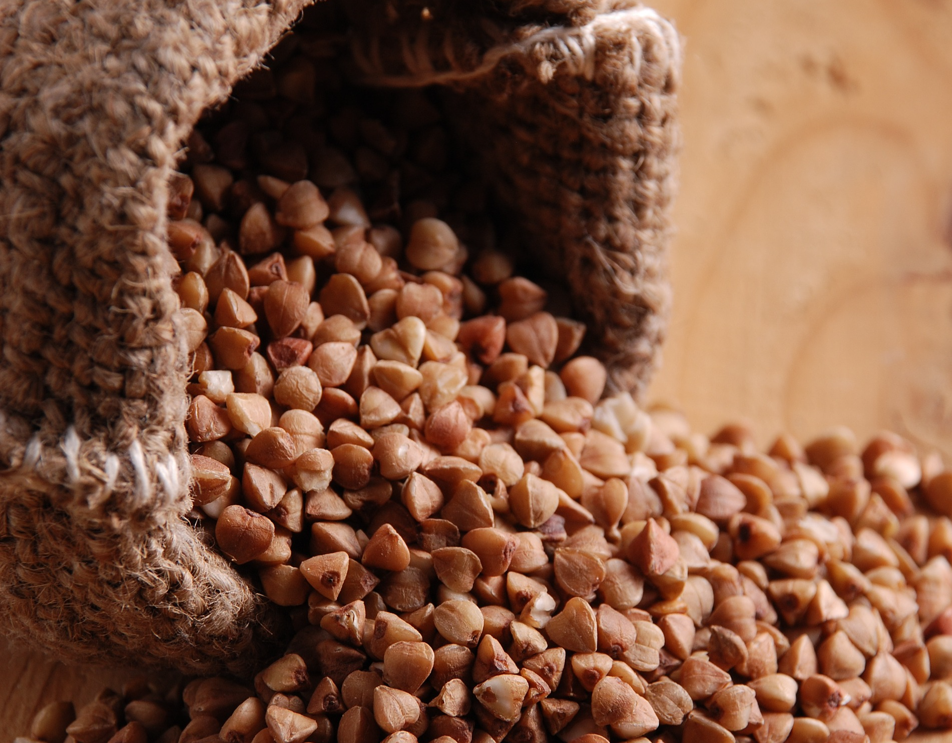 Buckwheat is cool in nature, sweet in taste, and friendly to Spleen, Stomach, and Large Intestine meridians. Rich in dietary fiber and flavonoids, it effectively reduces blood sugar levels while improving lipid metabolism and preventing cardiovascular diseases. Its main bioactive components, such as rutin and quercetin, regulate glucose and lipid metabolism pathways, providing hypoglycemic and cardiovascular protective effects.  