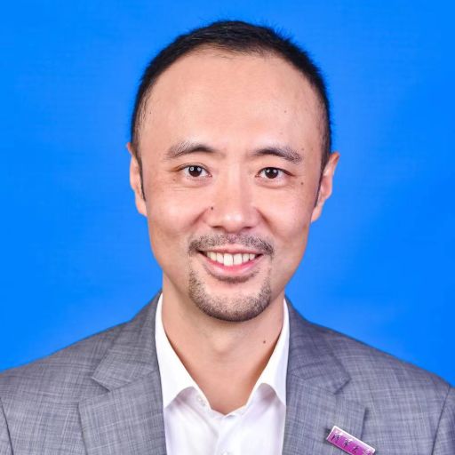 极光云能创始人、CEO，前华为公司副总裁，曾担任云与计算中国区总裁、软件产品线总裁、中东地区部总裁等岗位。