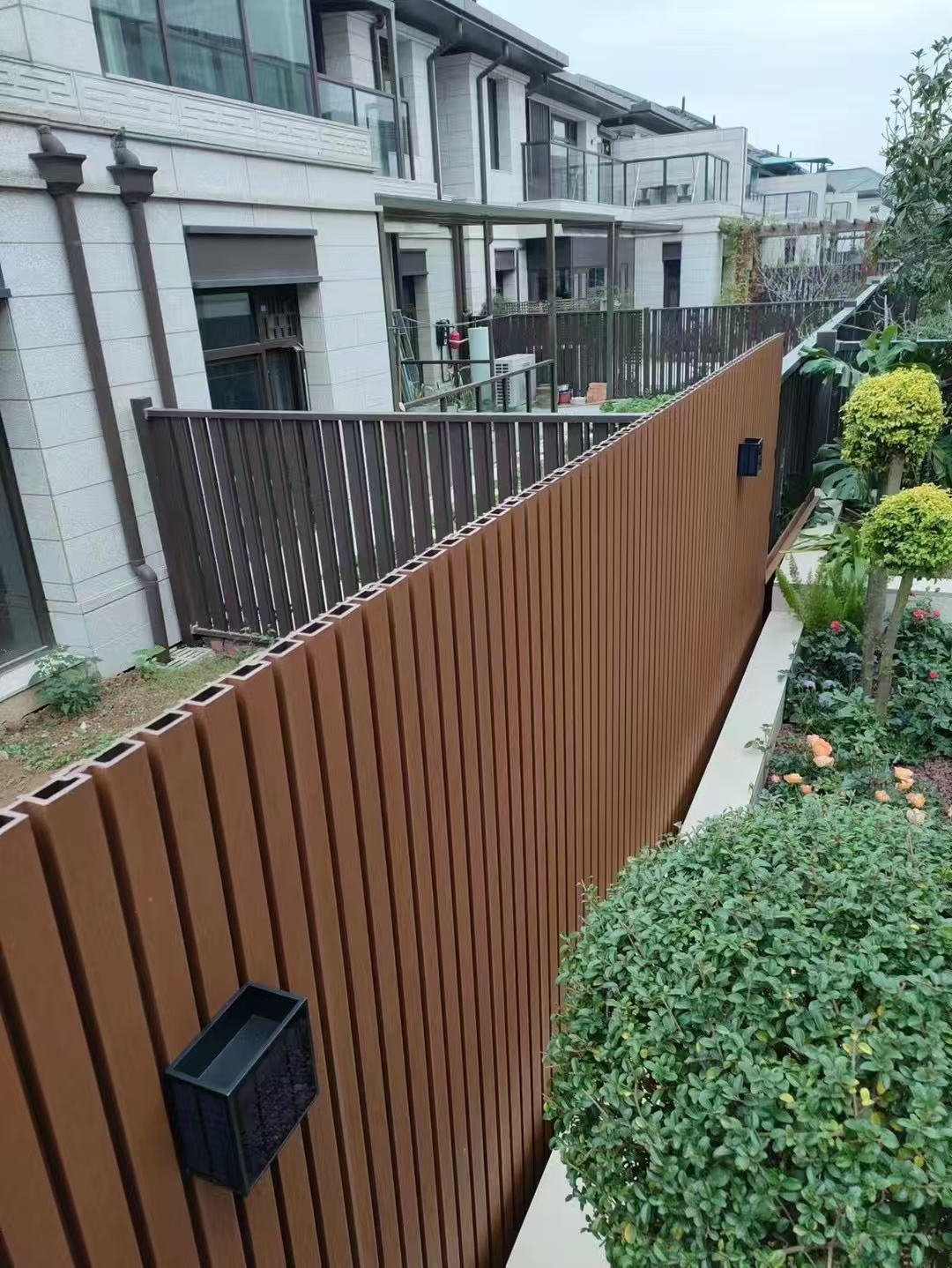脂塑木在建筑外立面装饰中同样大放异彩，其丰富的色彩和质感能够赋予建筑新的生命力。通过巧妙的拼接和设计，脂塑木可以打造出独特的视觉效果，提升建筑的档次和品味
