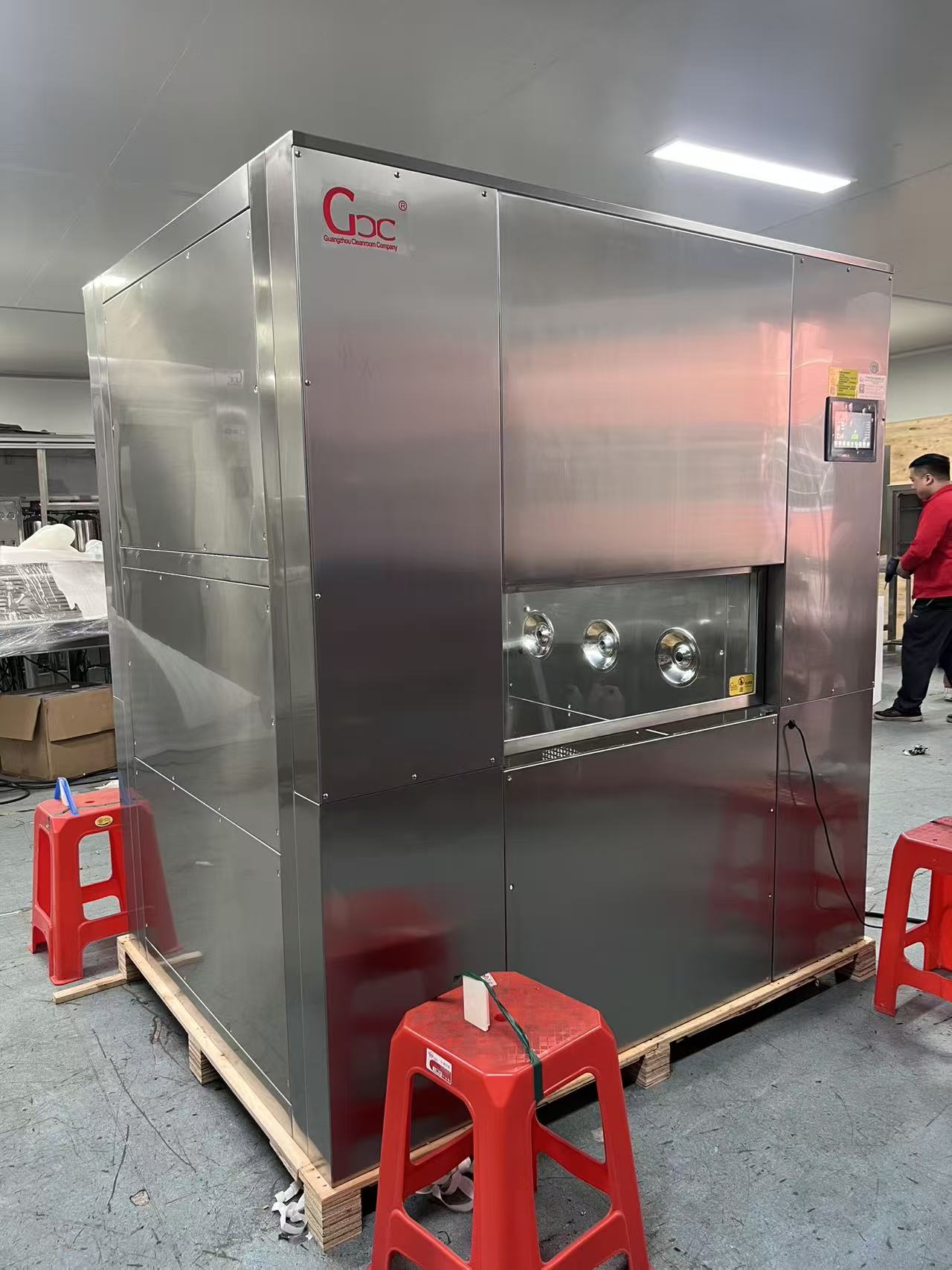 自動紅外感應(yīng)風(fēng)淋除塵傳遞窗：潔凈生產(chǎn)線的智能除塵解決方案