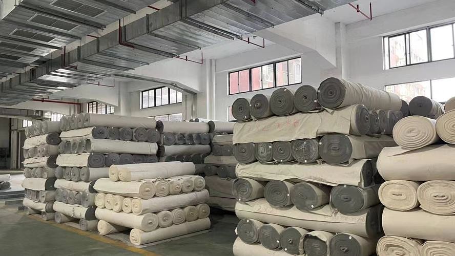 设计师根据服装功能需求（如运动服需弹性面料和风格定位选定面料类型，采购人员通过供应链系统筛选供应商，比对棉麻丝毛等天然纤维与聚酯纤维等化纤材料的质感、色牢度及成本。
