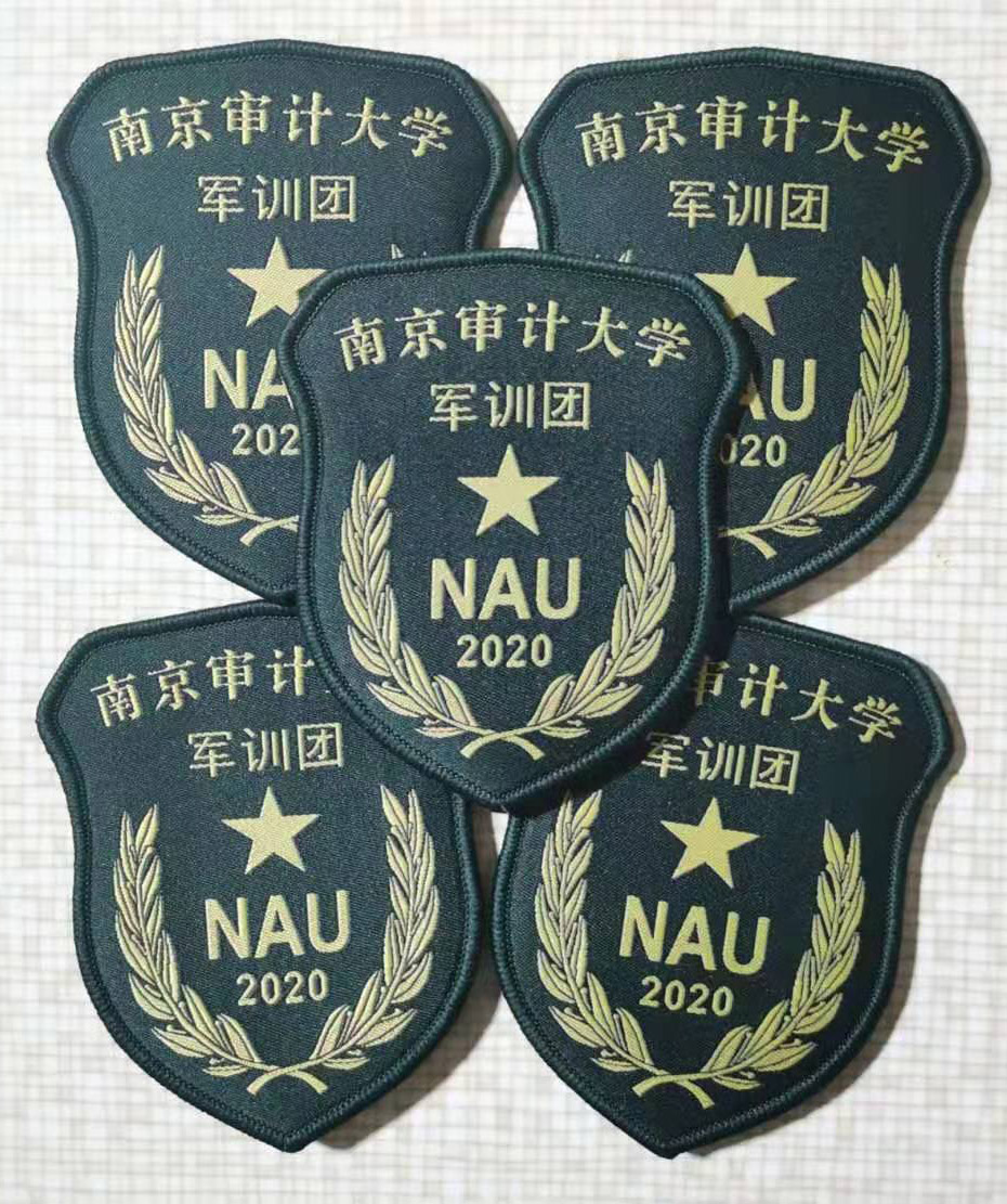 可以缝纫或者魔术贴粘到服装表面