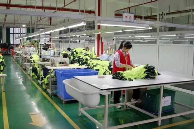 成衣经蒸汽整烫塑形，采用AI质检系统检测线迹平整度、色差等指标。功能性服装需进行水洗测试等品控，复古风格产品可能做仿旧处理
。质检合格后挂装或平铺预缩处理。