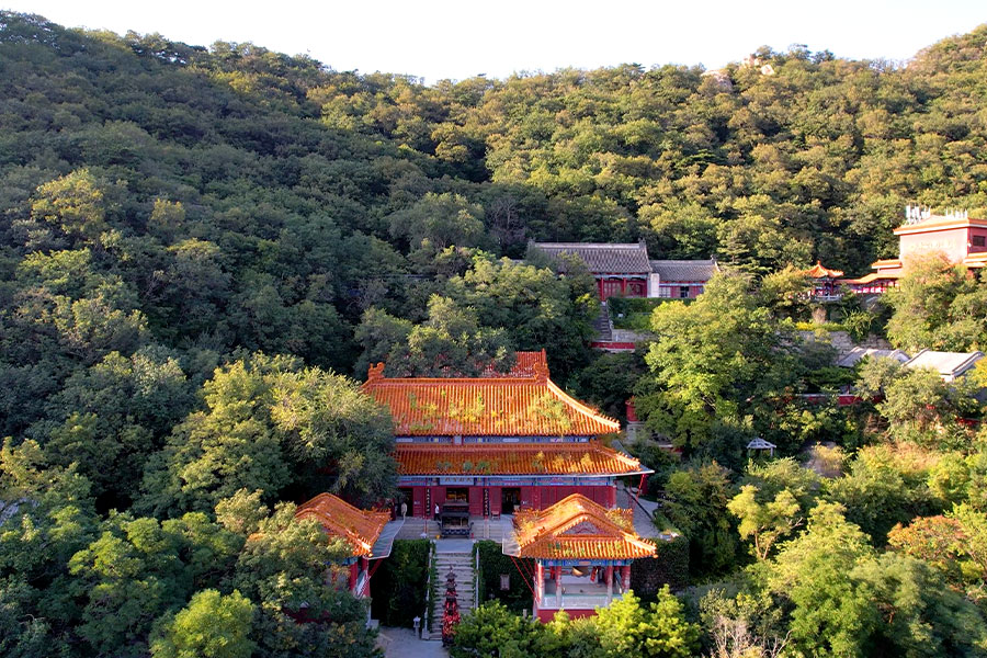 Panshan Mountain is located in Tianjin's Ji County and is known as one of the most amazing tourists destinations in Tianjin, particularly well-renown are the "Five Peaks".