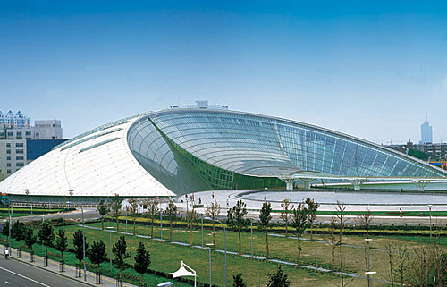Tianjin Museum is located next to the Galaxy Square with an area of 50,000 square kilometers. The astonishing exterior of the museum is inspired by a swan spreading its wings.