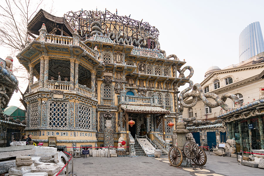 In the old French Concession in Tianjin, there once stood a European style building, which has been renovated today to be a unique private porcelain museum covered with porcelain pieces.