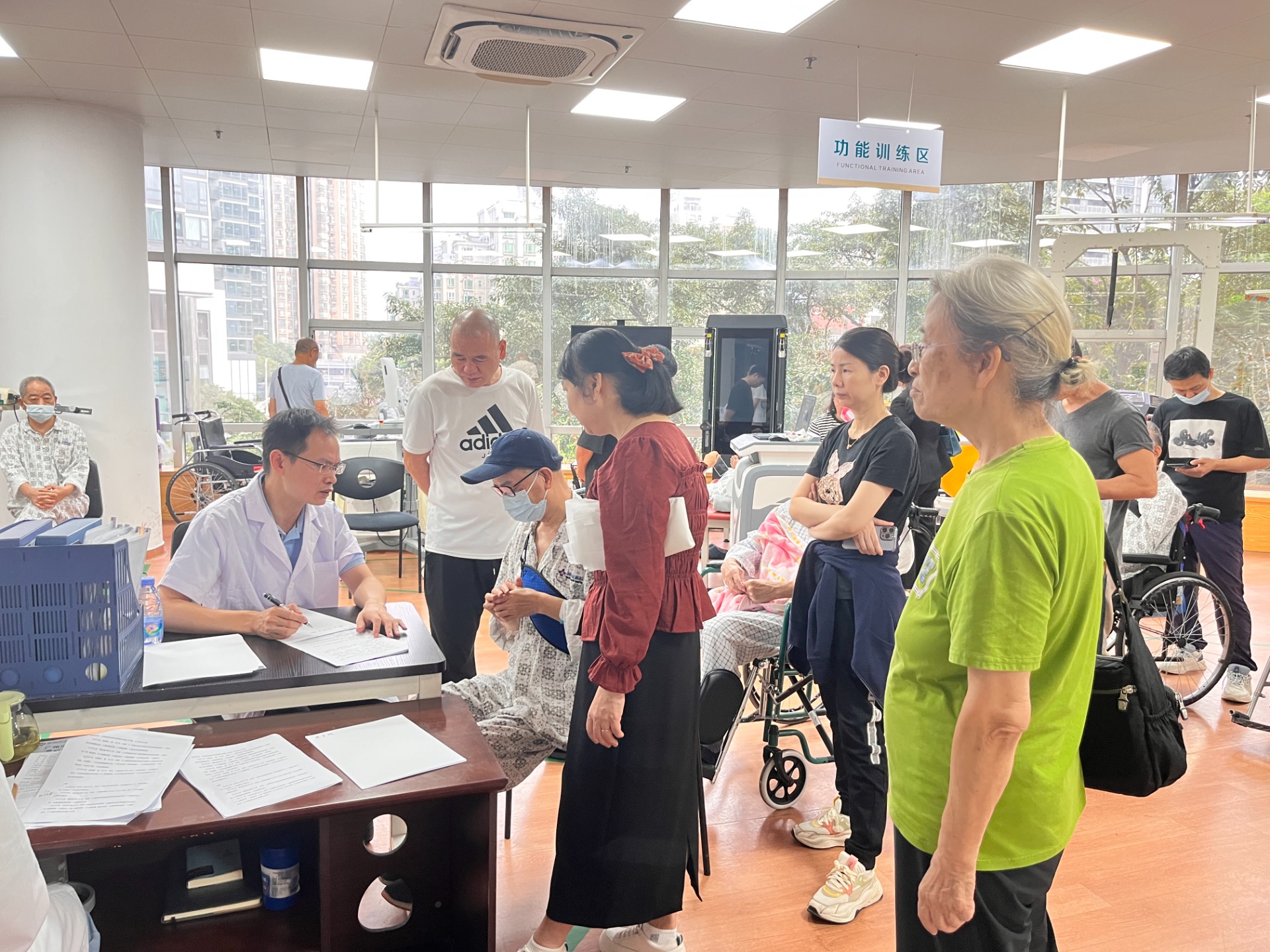 深圳景田医院作为深圳市首批国企改制医院和非营利性医院，与多家高水平医院建立紧密合作关系。医院配备性能优异的医疗设备和专业的技术团队，定期邀请高水平医院专家到院查房、指导，持续提升医疗服务质量。专家会根据患者病情提供适宜的治疗方案建议，并亲自传授康复技巧，为患者提供 “同质化” 的优质医疗服务。