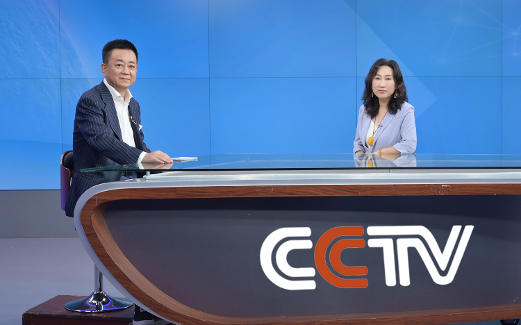 与朱军合影cctv