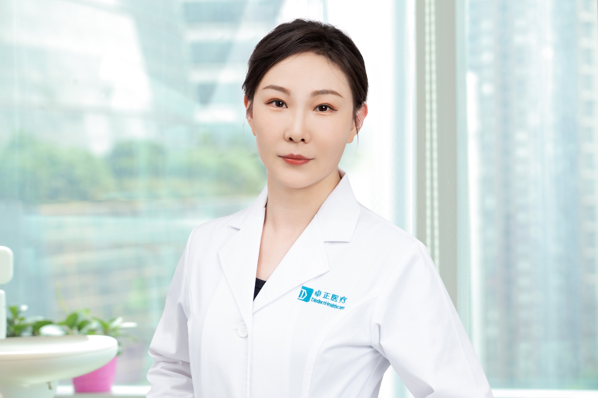 出诊城市:北京
皮肤科、医学美容
首都医科大学硕士
卓正医疗北京团结湖睿清医美团队医生
皮肤科常见病 | 敏感性皮肤 | 果酸/水杨酸焕肤 | 面部除皱 | 轮廓瘦形 | 光子嫩肤/激光操作 | 水光疗法/微针 | 颈纹填充 | 护肤品咨询 | 热玛吉 | 冷冻减脂