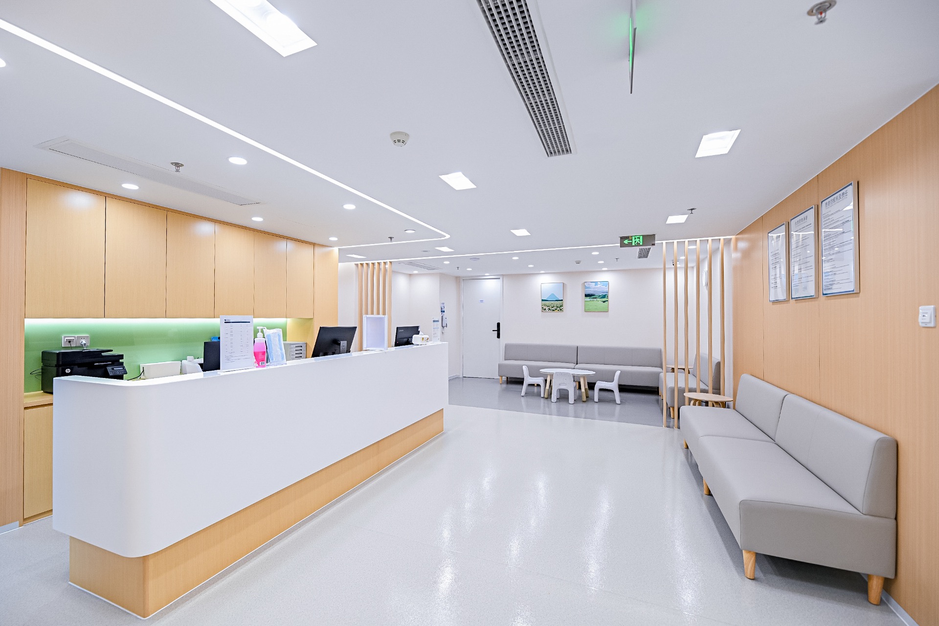 Address: 3rd Floor, Landmen (Gate 6), Block A, Yingke Center, No. 2 North Workers Stadium Road, Chaoyang District
Service languages: Chinese, English, Japanese
Service scope: Ruiqing Medical Beauty, Medical and Physical Examination Center, Dental Center, Child Health Center, Eye Center