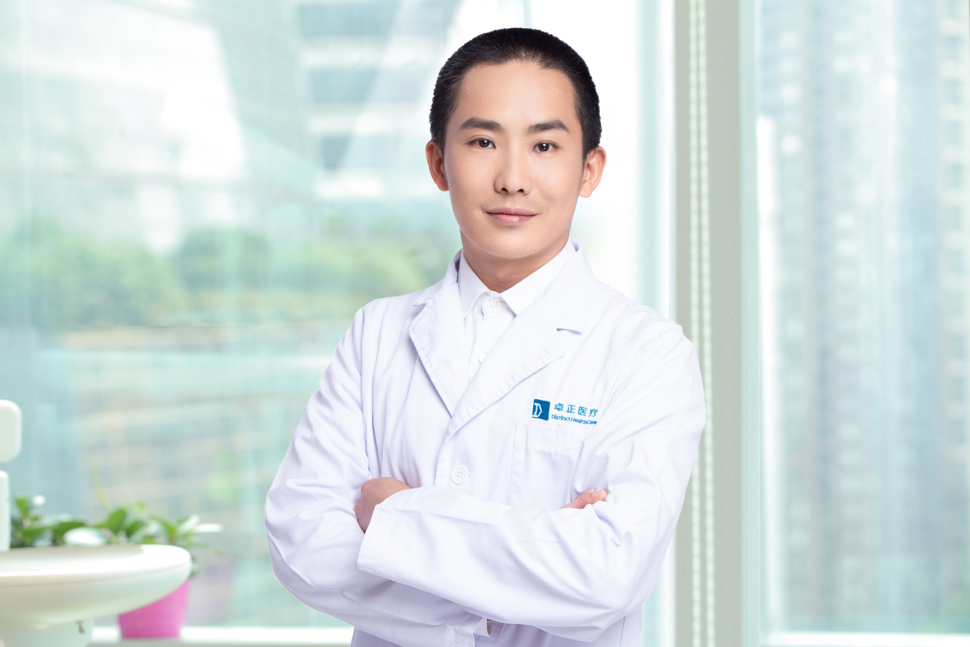 出诊城市：北京
齿科、牙槽外科、牙周专科、种植专科
北京大学口腔医学院博士
加拿大国家牙科检查委员会（NDEB）认证
加拿大安大略省皇家牙科外科医生学院会员
原北京大学口腔医院齿科医生，加拿大安大略省皇家牙医学院全科牙医
成人口腔治疗 | 前牙美学修复 | 冠修复 | 牙周炎防治 | 牙周手术 | 种植体周围炎治疗 | 牙周病序列/系统治疗 | 复杂牙拔除 | 智齿拔除 | 种植修复 | 即刻种植修复