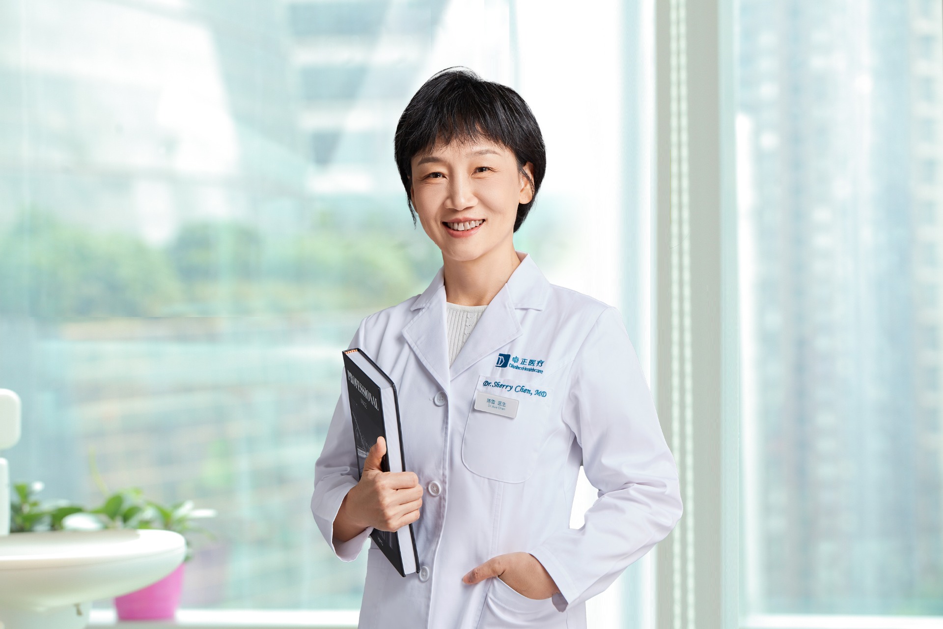 出诊城市：北京
眼科、视光学专科、斜弱视专科
北京大学医学部博士
美国伊利诺伊大学芝加哥分校访问学者
原北京大学国际医院眼科医生
验光配镜 | 斜弱视 | 视疲劳 | 屈光不正（近视、远视和散光） | 角膜塑形镜复查 | 儿童青少年近视防控 | 白内障 | 青光眼 | 角结膜炎 | 麦/霰粒肿 | 成人儿童常见及特殊眼病