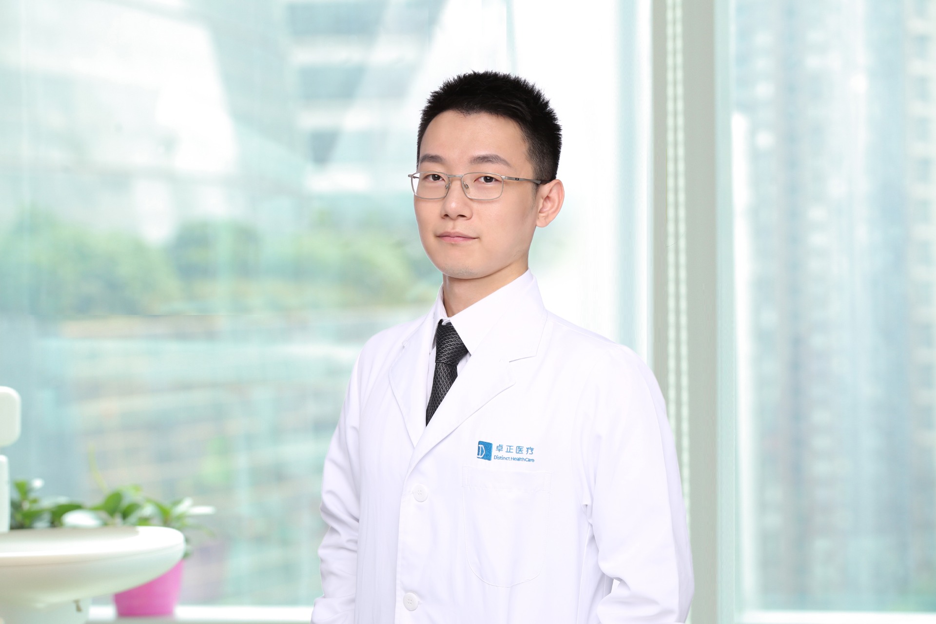 出诊城市：广州
内全科、过敏反应科、减重复诊续药
中山大学中山医学院博士
英国皇家内科医学院会员
英国皇家内科医学院内科急症专科MRCP(UK)(Acute Medicine)
原新加坡陈笃生医院内科医生
慢性病综合治疗 | 高血压 | 血脂异常 | 痛风 | 糖尿病 | 甲状腺疾病 | 过敏性鼻炎 | 哮喘 | 食物过敏 | 骨质疏松 | 头晕 | 头痛 | 成人减重门诊