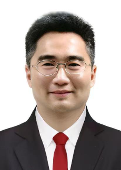 刘国都，博士。内蒙古大学“骏马计划” 特聘研究员，博士生导师，课题组长。内蒙古都鹤创研科技发展有限公司创始人，董事长兼法人。刘国都博士在有机小分子催化剂设计合成、金属催化不对称合成、复杂天然产物全合成及药物化学方向深耕10余年，成果卓著。完成α-Amanitin等20余个复杂天然产物及活性分子全合成，并开展其ADCs靶向抗癌新药研发世界前沿研究。主持国自然等项目14项，总经费>1200万元。骨干参与国自然重点、美国NIH等项目11项，总经费>7500万元。发表学术SCI论文30余篇，
