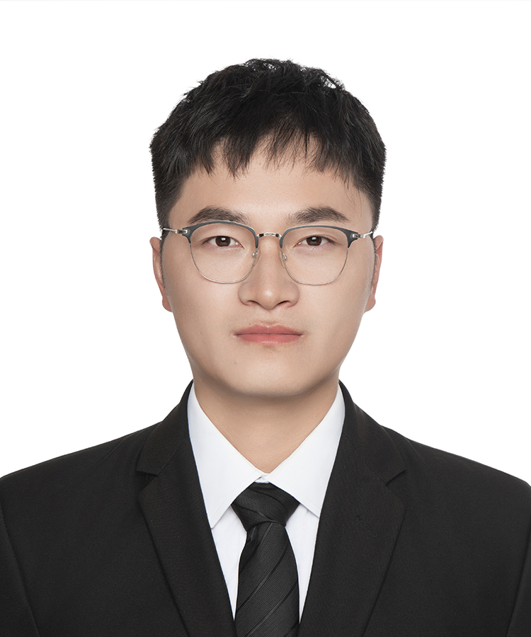 1994年生，内蒙古大学化学硕士。曾在华东师范大学、宁波赜军医药等多家企业任职，在有机合成领域具有丰富的经验与造诣，参与重要研发项目10余项，取得多项重大成果。

