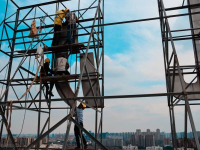 以下是高空安装维修领域的典型事故案例归类分析，数据来源于近年公开事故报告及监管通报