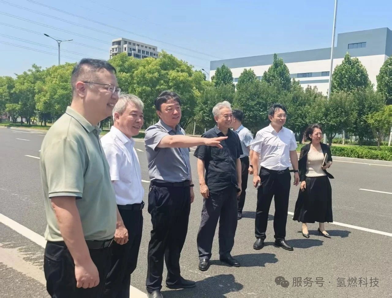 滄州市政府領導視察我司首臺氫內燃機示范專用車