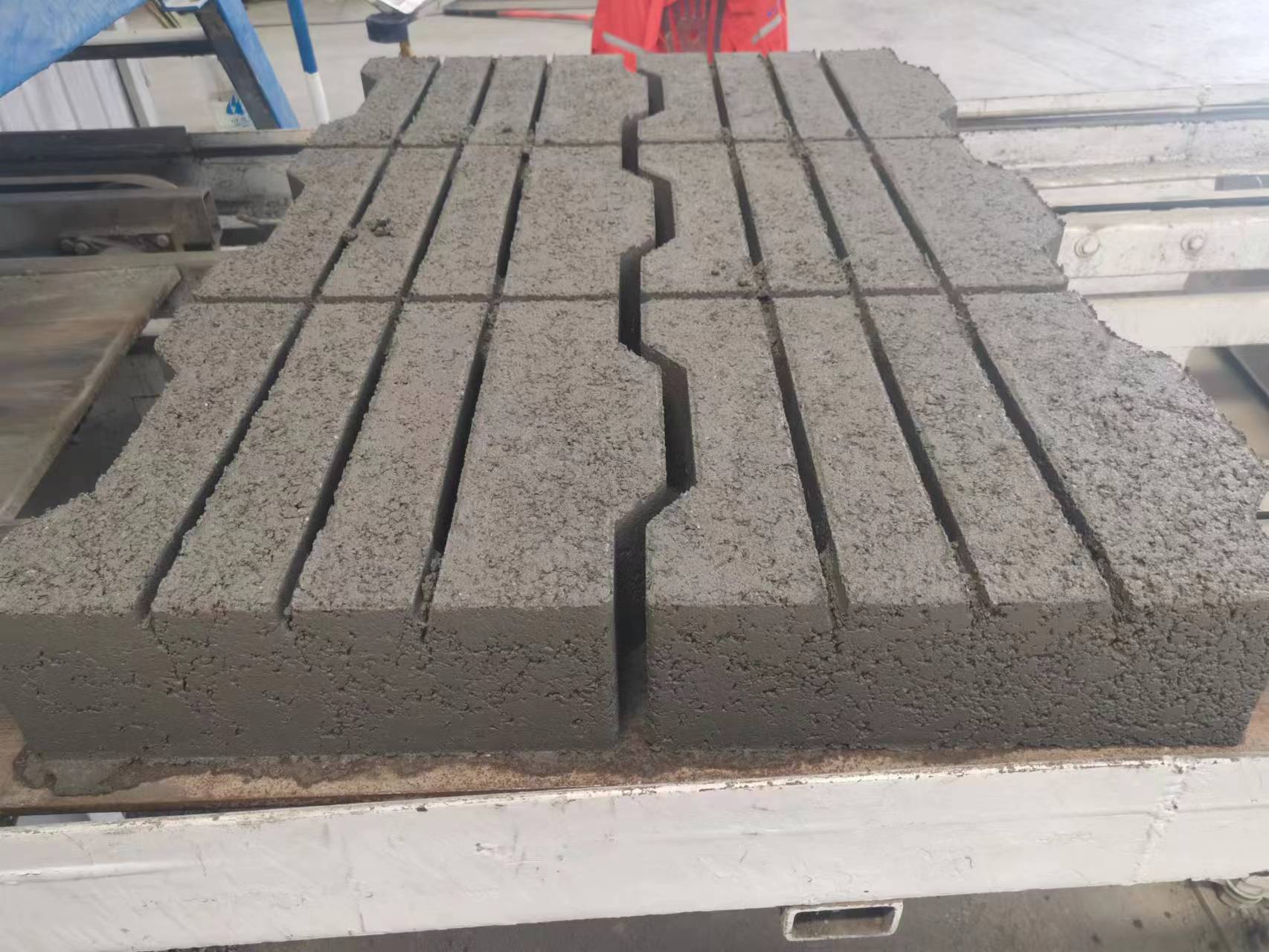 The integral pressing grooves can be interlocked