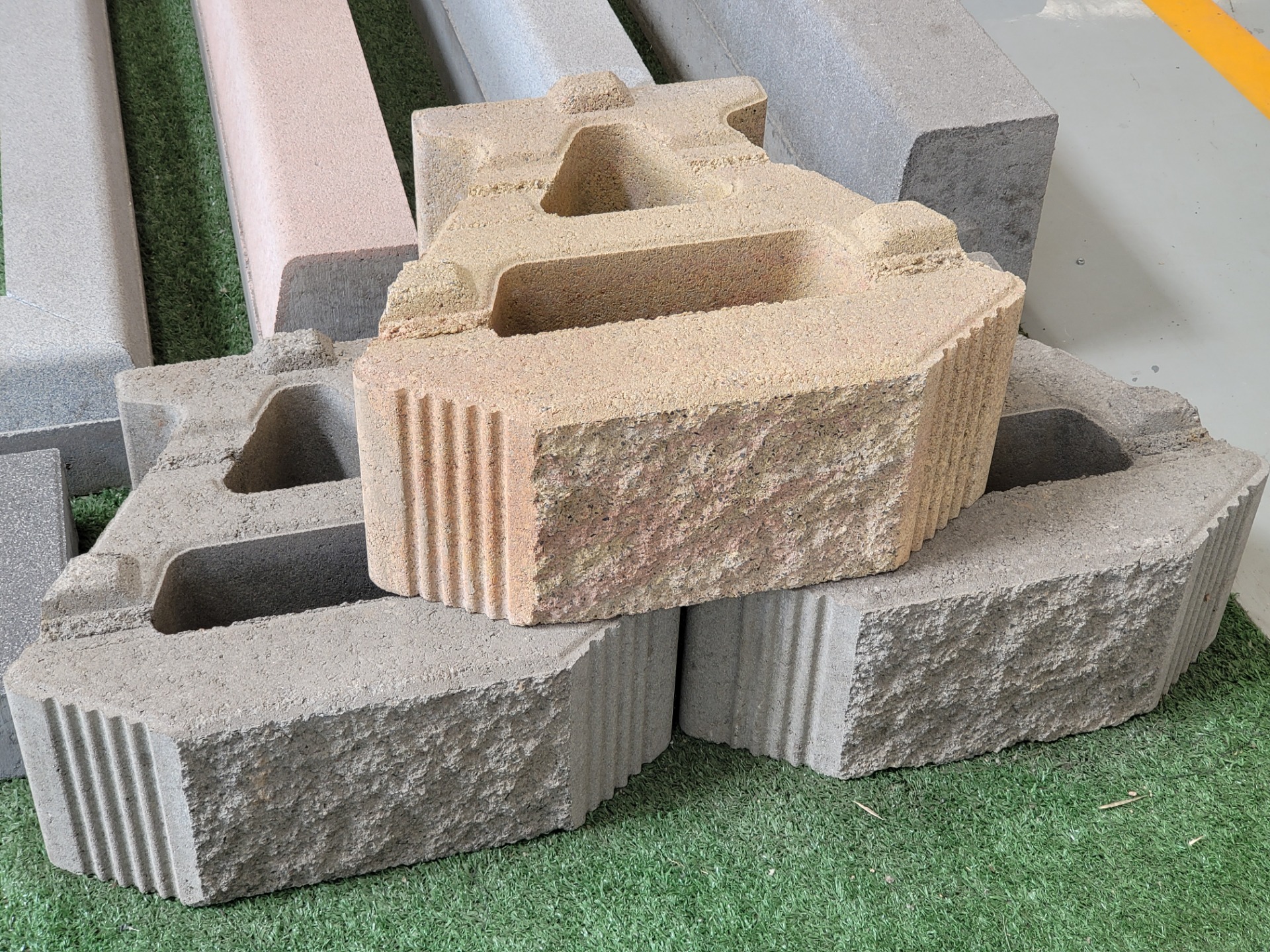 Surface splitting imitation stone