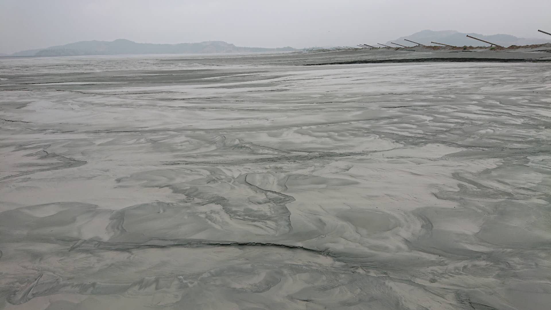 一方面是自然资源的枯竭，一方面是工业固废无法处置。