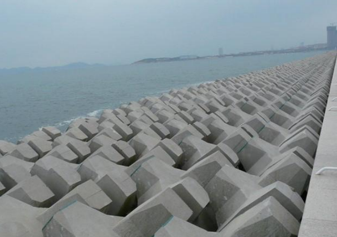 海泥、渣土、尾矿渣与地聚物胶凝材料配合，抗冲刷、耐腐蚀。