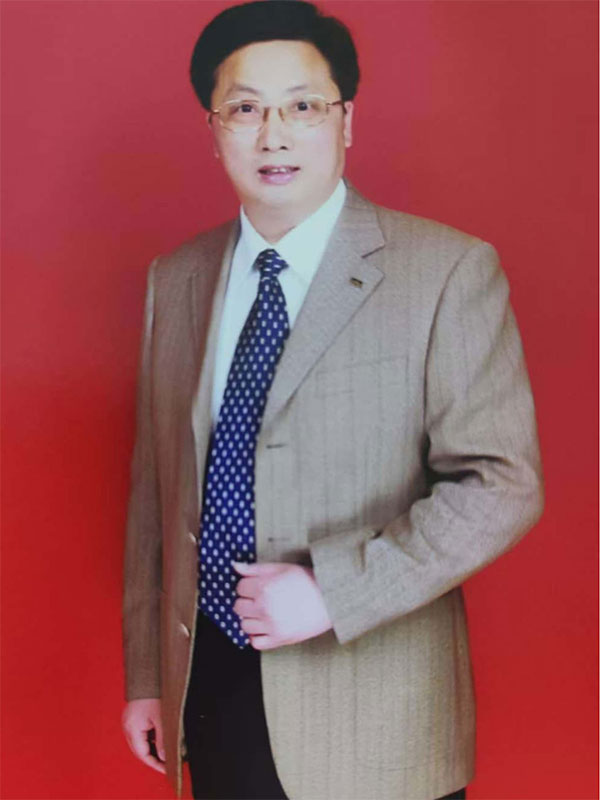 语文高级教师、湖北省骨干教师、全国中语学会会员。原利川一中校长、恩施州优秀校长。深耕教育行业四十多年，教育教学管理经验丰富。
担任利川一中校长11年，秉承“立德树人、因材施教”的教育信条，让每位学生都能获得关爱和进步。其间，利川一中考上清华、北大33人，数以万计的学子考上985、211及重点院校，教育教学质量稳居全州重点中学前列，为恩施教育发展做出了杰出贡献。
