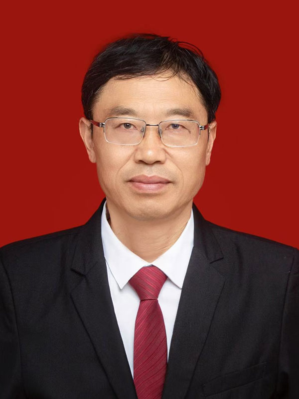数学高级教师，省级骨干教师。原利川市第五中学校长。从事高中教育工作四十一年。分别担任班主任、教研组长、教导主任、副校长、校长。具有丰富的教育教学管理经验。曾被利川市人民政府表彰为“市十佳科教工作者”、“市优秀校长”。利川市委、恩施州委表彰为“优秀共产党员”。湖北省人社厅、教育厅联合表彰为“湖北省优秀教师”。多篇论文在省州专业刊物发表。担任利川五中校长期间教育教学质量稳步提升，稳居恩施州一般普通高中之首，社会各界高度认可。