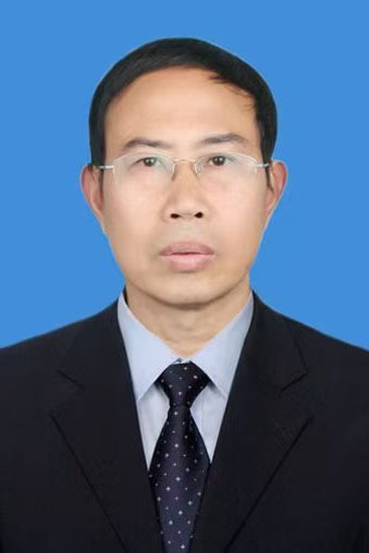 曾任职于湖北省松滋市一中。中国诗歌学会会员，湖北省作家协会会员。担任班主任和语文教研组长20多年。所任学科成绩一直名列前茅，辅导学生参加各级各类竞赛，有100人次获奖，培养出北大、清华学生5名；课余醉心于教育教学科研和文学创作，积极下水作文，发表多篇专著和论文。