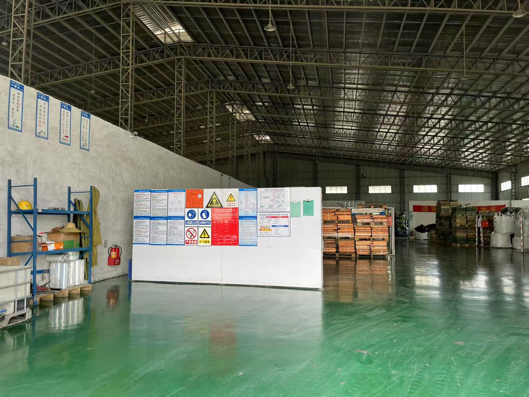 1. 严格按照环境生态管理局规定建立危废仓库。
2. 按照危废种类，分类整齐存放，并粘贴对应的危废标签。