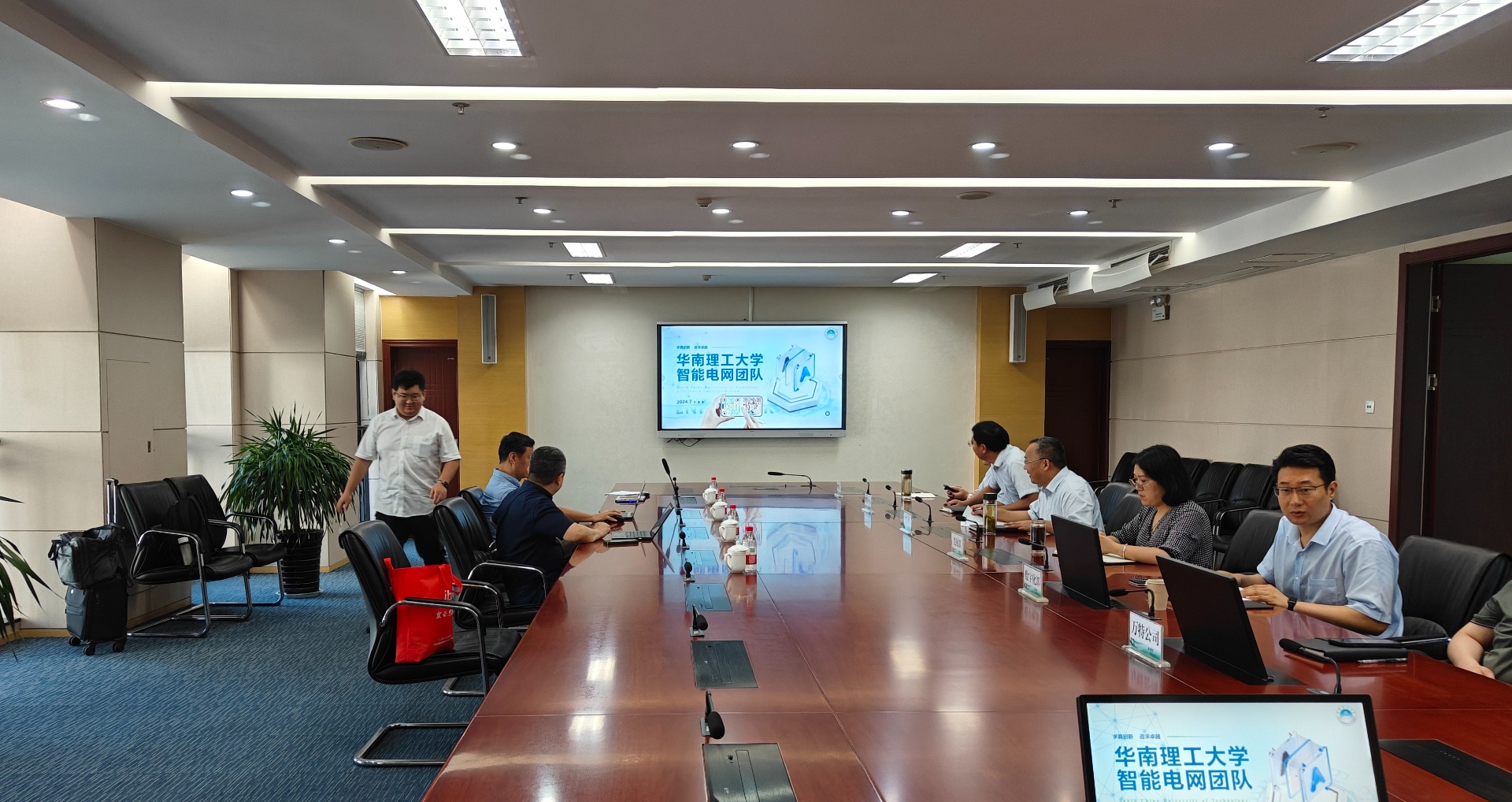 2024年8月，团队与国网淮北供电公司共探智慧电网、智能负荷预测发展前景。