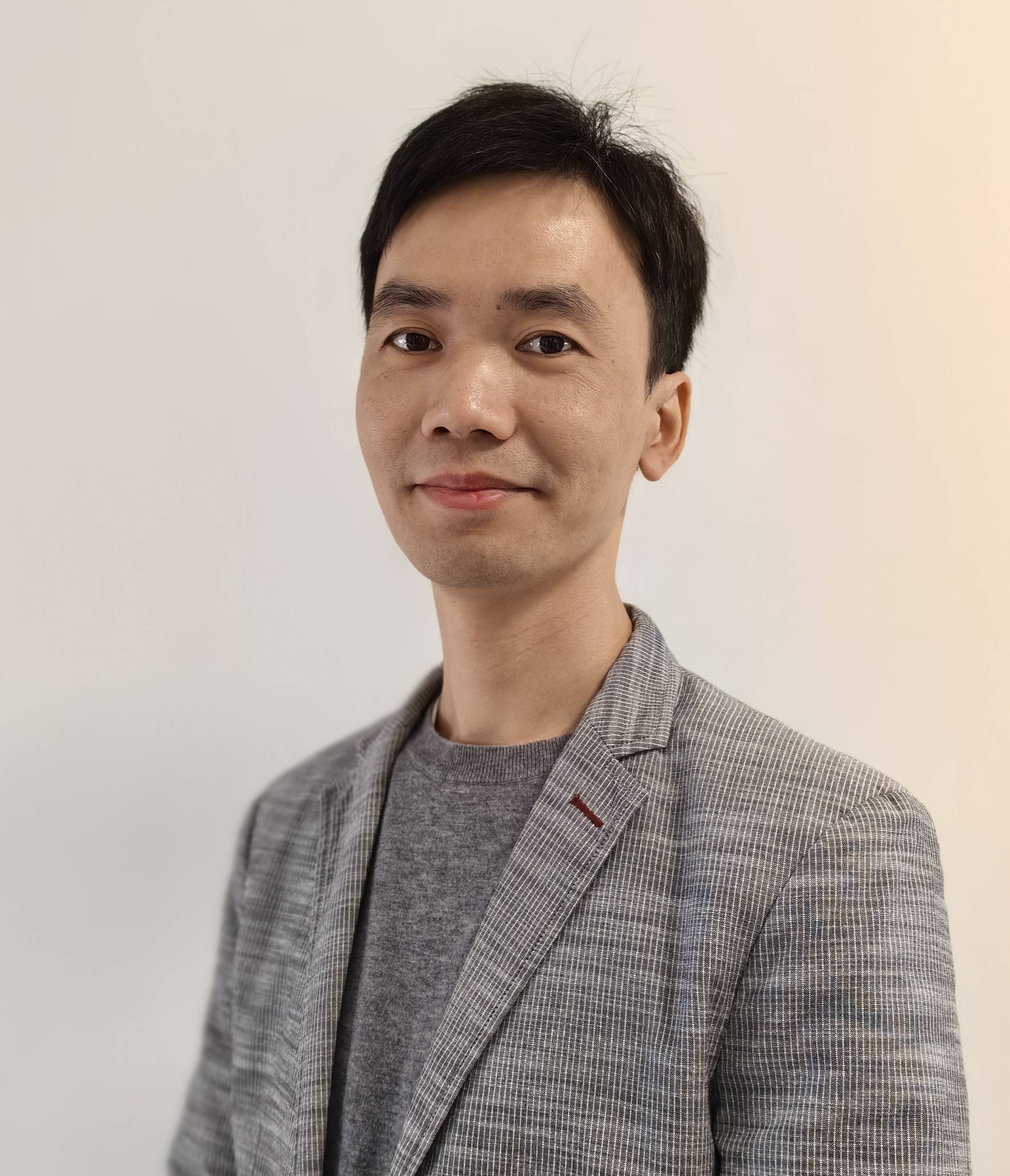 武汉大学电气工程与自动化学院，电气工程师，曾就职于GE和中国航空工业智能技术子公司，曾从事过大型变压器设计工作，在智能公司主要负责能源数字化、数据治理、数据处理模型构建等工作，2025年加入益帕瓦公司任职方案总监兼华东区项目经理。
目前主要研究方向为电力系统数字化、电力系统物联网技术、电力系统故障诊断、数据治理、电力人工智能等技术和方案形成。
获得过多项电力设备技术专利，有多项软件软著，参与编写过相关技术报告和专著。