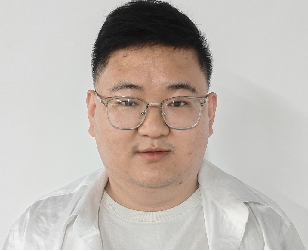 华南理工大学硕士研究生，曾任职于国电南瑞科技股份有限公司，2024年加入益帕瓦公司，任职产品经理兼技术经理。
主要研究方向为电力系统智能化，特别是在智能告警和事件化告警方面有丰富的实践经验。在南瑞工作期间，积极参与多项电力系统项目，致力于提升电力系统的运行效率和可靠性。
发表多篇学术论文，参与编写相关技术报告和专著。在工作中，获得多项技术奖励和表彰。