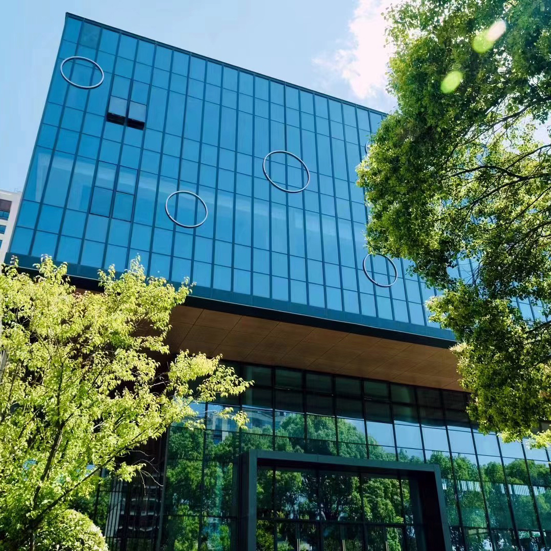 光子行智能科技（常州）有限公司创立于2023年，是注册在江苏省常州市新北区龙虎塘街道的高新技术企业，创业团队成员由毕业于国内985院校的人才组成。光子行科技背靠省级智能传感小镇，致力于硅光传感器及系统的产品开发和应用创新。主要产品包括硅光加速度传感器、硅光压力传感器、硅光温度传感器、硅光声学传感器等工业级无源智能化传感器，以及高速硅光传感查询仪；应用多在电测类传感器所不能解决的如多静电、高低温、大电流、强电压、高电磁和/或易燃爆等环境。创始人励志于在硅光传感的细分领域做到世界级翘楚企业。