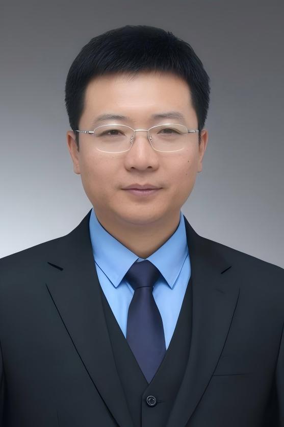 ▪ 企业管理专家
▪ 美国玛丽伍德大学管理学硕士
▪ 持有 6 项机器人发明专利
▪ 创立某专精特新企业，年销售额达2亿元
▪ 曾带领年销售额5.5亿元的互联网公司研发与销售团队，市场拓展与资源整合经验丰富