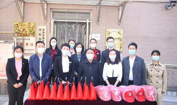 坚持以企业发展成果回馈社会
社会责任，勇于奉献企业必须具有高度的社会责任感，必须与经济社会发展同频共振，才能得到社会和人民群众的认可。