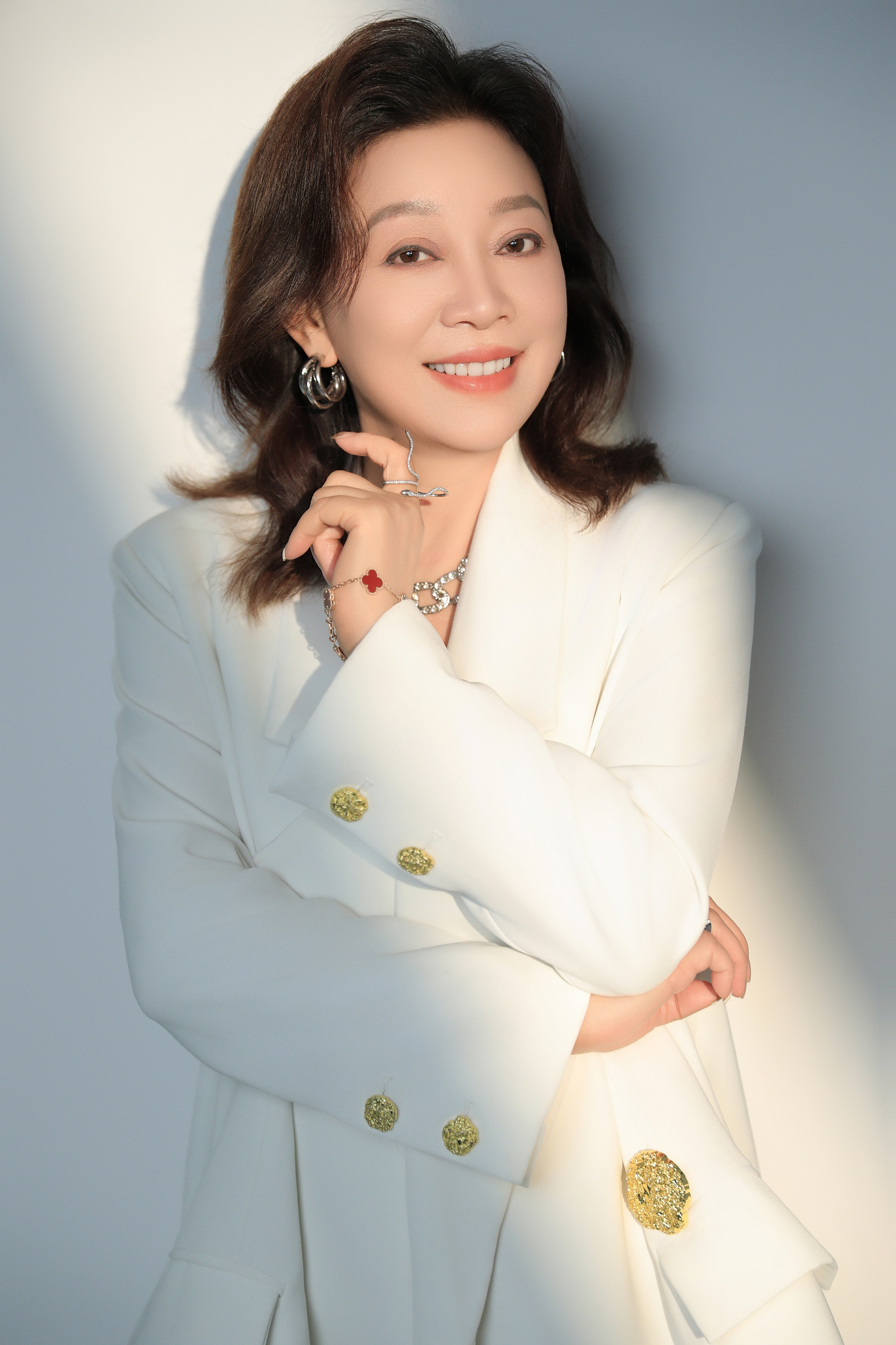 成都汇尚臻品贸易有限公司董事长
四川省浙江商会副会长
四川服装商会副会长
雪貂皇后 品牌创始人
菲婕 品牌创始人