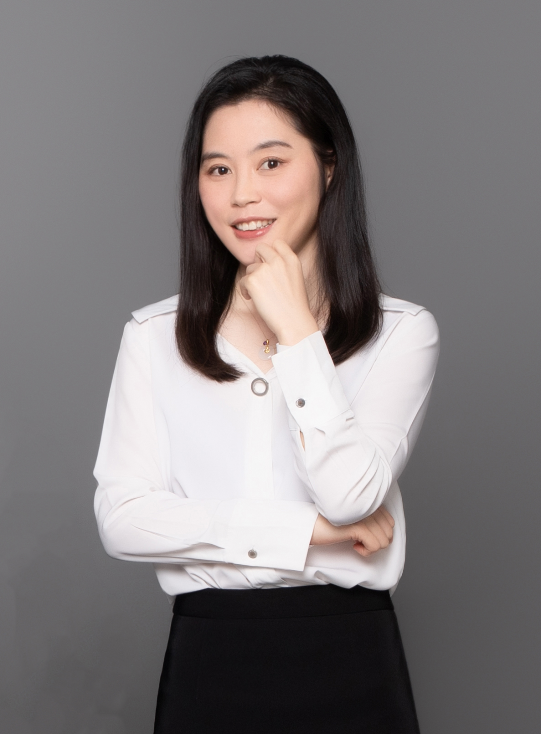 Sophy Xie graduated from Guilin University of Electronic Science and Technology in 2011, majoring in English. After graduation, she joined the Fengbai Shengmo business team and became the company's 2 million + consultant for three consecutive years. In 2013, she became the head of the business team. She is persevering, dares to take on responsibilities, is highly professional, and is good at training and counseling. It provides customers with various high-value-added market consulting services and has won favorable comments from customers many times.
The business team led by Sophy focuses on the recruitment of the sales, marketing and related support departments of Big Pharma and Innovation Biotech. It is the most mature section of Fengbaisheng. The projects cover the whole country. The consultants focus on projects in various regions and functions. The projects are rich, the market feedback is fast, the database is strong, the customer dependence is strong, and the performance record is excellent. The team has many senior headhunting consultants with achievements exceeding one million.