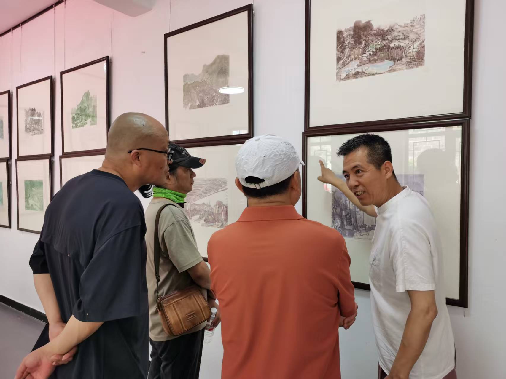 书画家和书画爱好者组团参观王跃奎中国画作品展