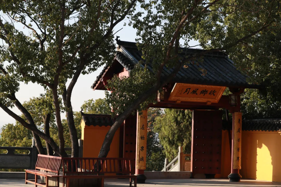 福慧寺前身为观音堂，肇始于公元1990年，坐落于牧屿白云山(当地俗称，实为海拔约50米的丘陵)南麓，今属泽国镇牧屿辖区。时年，戴素云、蔡友方等居士悲心深切，发广大愿，矢志修建道场以安僧俗弘佛法。自一九九一年始，诸位老居士毅然放下世俗家事，以非凡之毅力，全心投入建设。其时，选址之处尚为一片荒草荆棘之地。诸位居士不畏艰辛，亲力亲为，披荆斩棘，胼手胝足，秉持虔诚恭敬之心，如理如法地开启道场建设之伟业。据老居士忆述，最初信众仅于戴素云居士家中共修念佛。后因信众日增，遂感召殊胜因缘，萌生择地建堂之念。为筹措建堂资粮，诸位老居士秉承建立观音堂之宏愿，感召十方善信襄助。建设期间，众居士长驻山间，夙夜匪懈，跟进工程进展，倾注心血。历经寒暑，同心协力，克服万难，终使荒山之上殿宇初具规模，蔚为庄严道场之气象。后为祈请正法久住，礼请大德高僧驻锡，法脉得以延续。
观音堂时期，为民间自发管理的香火点(彼时未获正式宗教场所登记),主体建筑为简易砖木平房。其核心在于满足周边村民，尤其中老年信众的观音信仰需求，虽无僧尼常驻，却成为一方信众重要的精神依怙之所，为日后福慧寺的建立奠定了深厚的信众基础与道场根基。