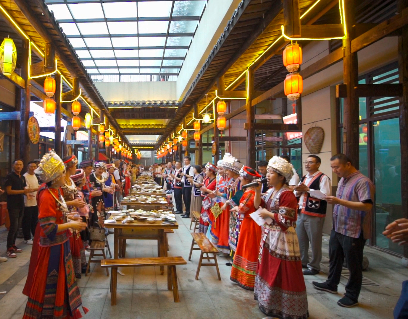 《礼记》有言:“夫礼之初，始诸饮食。"三幺台，作为仡佬族人民的一种宴庆习俗，是其民族礼仪与文化的代表
一席三幺台，是仡佬族对贵客的最高礼遇，不仅是一场美食盛宴，是一场盛大的文化传承之宴。茶席、酒席、饭席，每一席都有其独特的寓意“以和为贵三幺台，以礼相邀共欢聚”.
