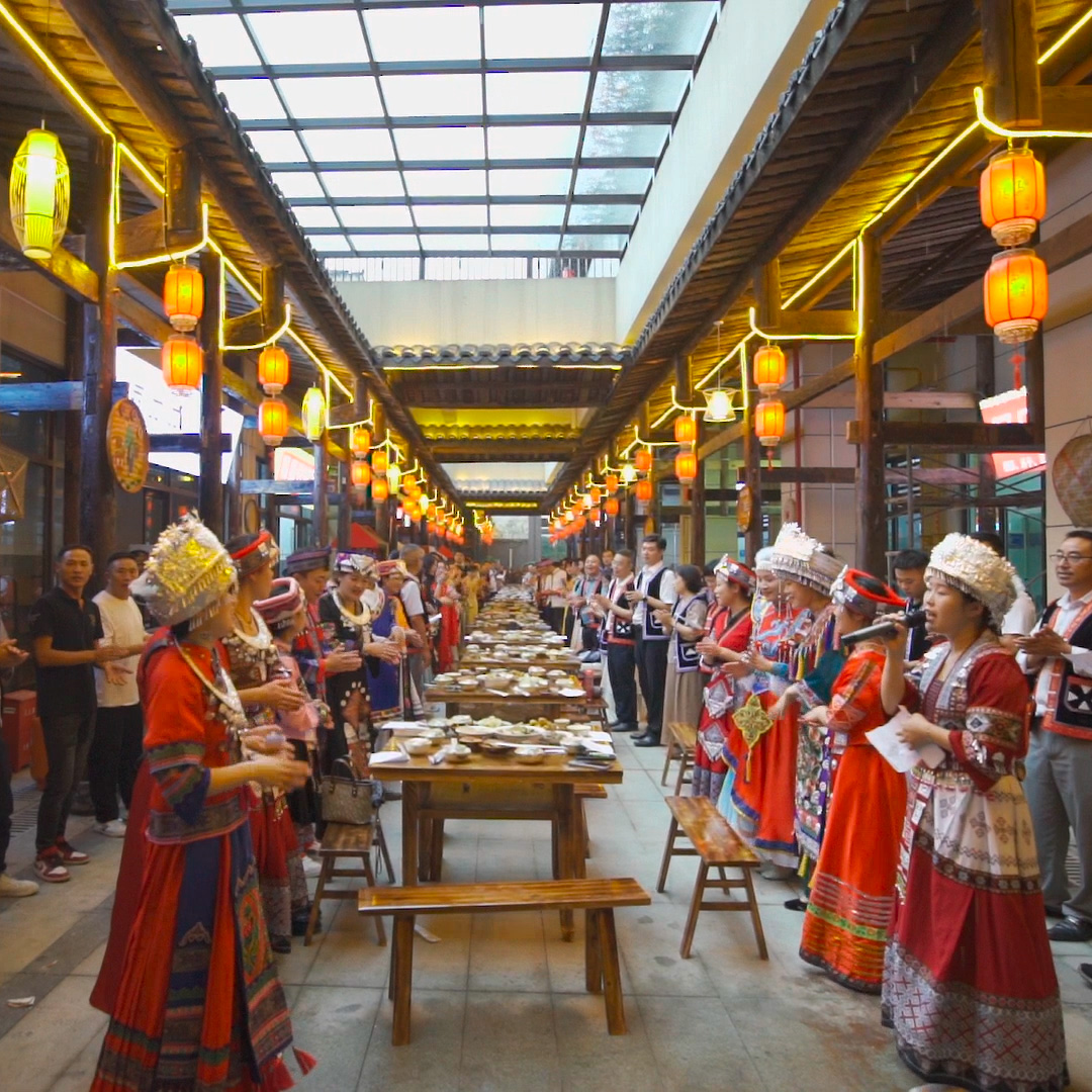 《礼记》有言:“夫礼之初，始诸饮食。"三幺台，作为仡佬族人民的一种宴庆习俗，是其民族礼仪与文化的代表
一席三幺台，是仡佬族对贵客的最高礼遇，不仅是一场美食盛宴，是一场盛大的文化传承之宴。茶席、酒席、饭席，每一席都有其独特的寓意