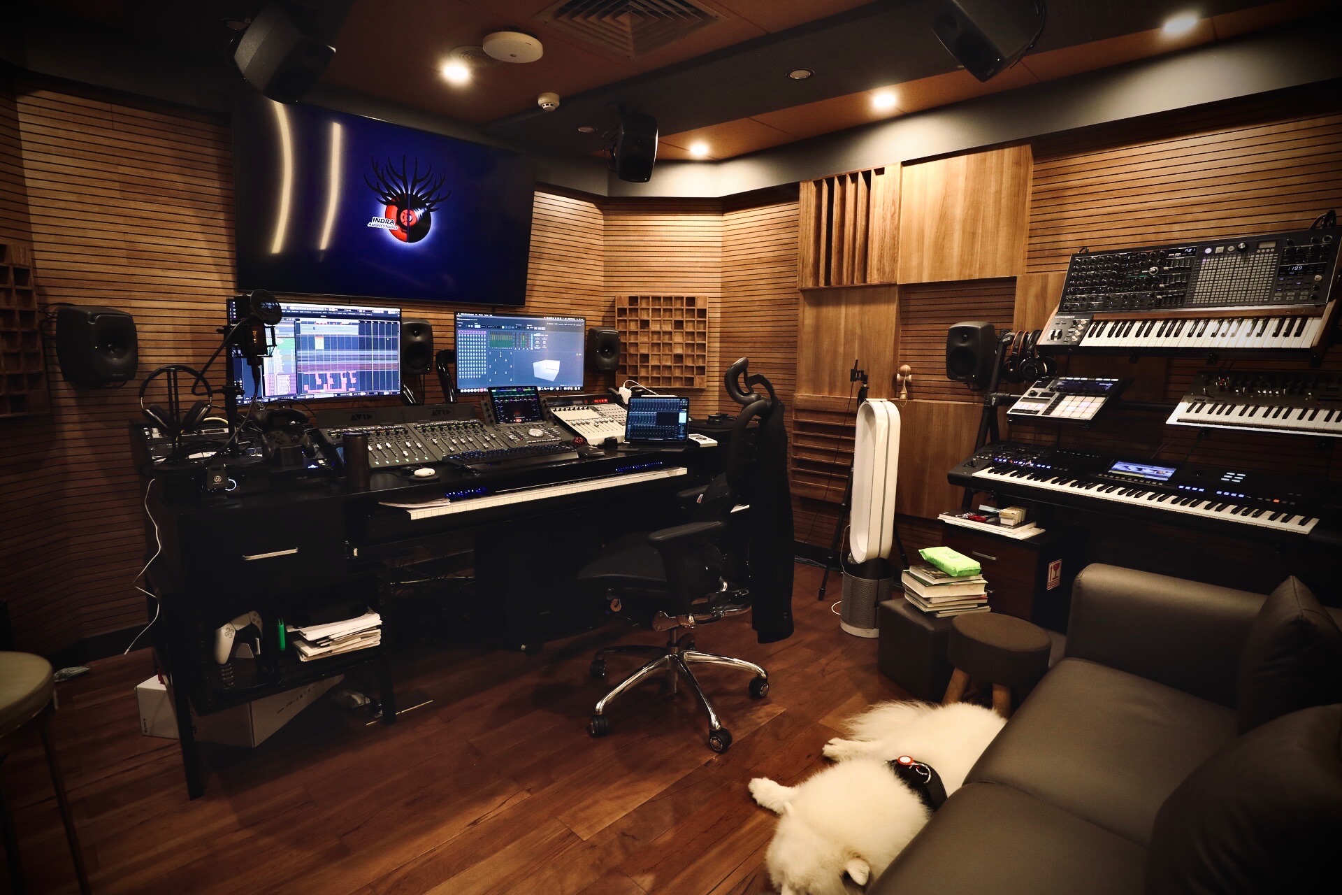 搬迁新Studio，搭建更专业的音频工作环境与设施，包含三间杜比全景声混音制作棚、录音棚、拟音棚、音频中台数据机房等