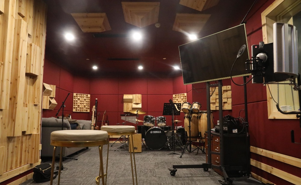 搭建新录音棚、混音棚，独立Record、Tech-Audio组并开始In-house Foley、Record、Mixing；升级制作规格至环绕声与杜比全景声；